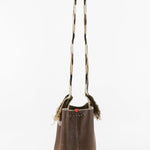 Detalles parte trasera bolso Apunu bucket marrón con interior beige hecho a mano Joaquina Cayetana