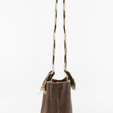 Detalles parte trasera bolso Apunu bucket marrón con interior beige hecho a mano Joaquina Cayetana