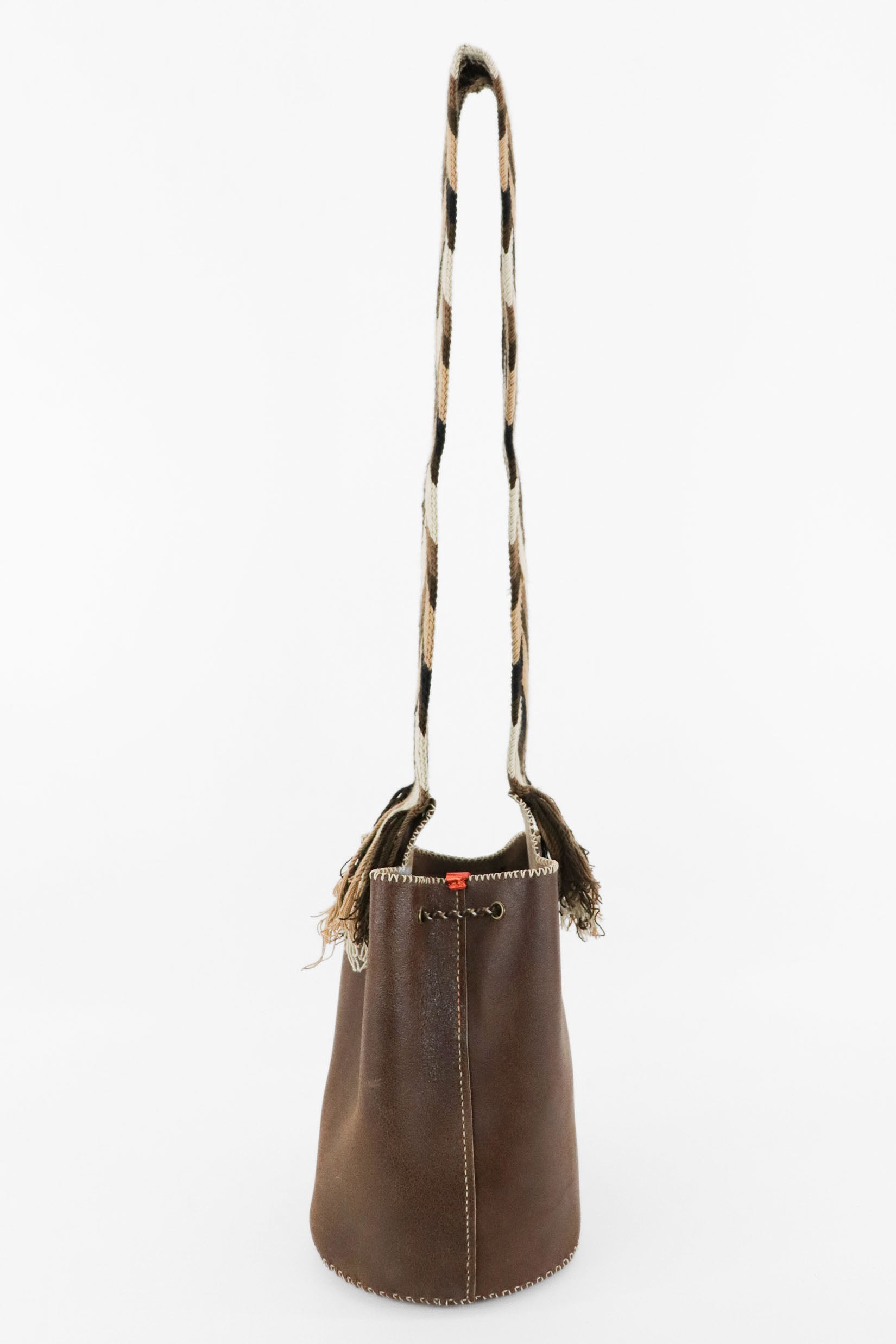 Detalles parte trasera bolso Apunu bucket marrón con interior beige hecho a mano Joaquina Cayetana