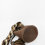 Detalle del bolso marrón con beige APUNU Bucket Bag Joaquina Cayetana