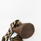 Detalle del bolso marrón con beige APUNU Bucket Bag Joaquina Cayetana