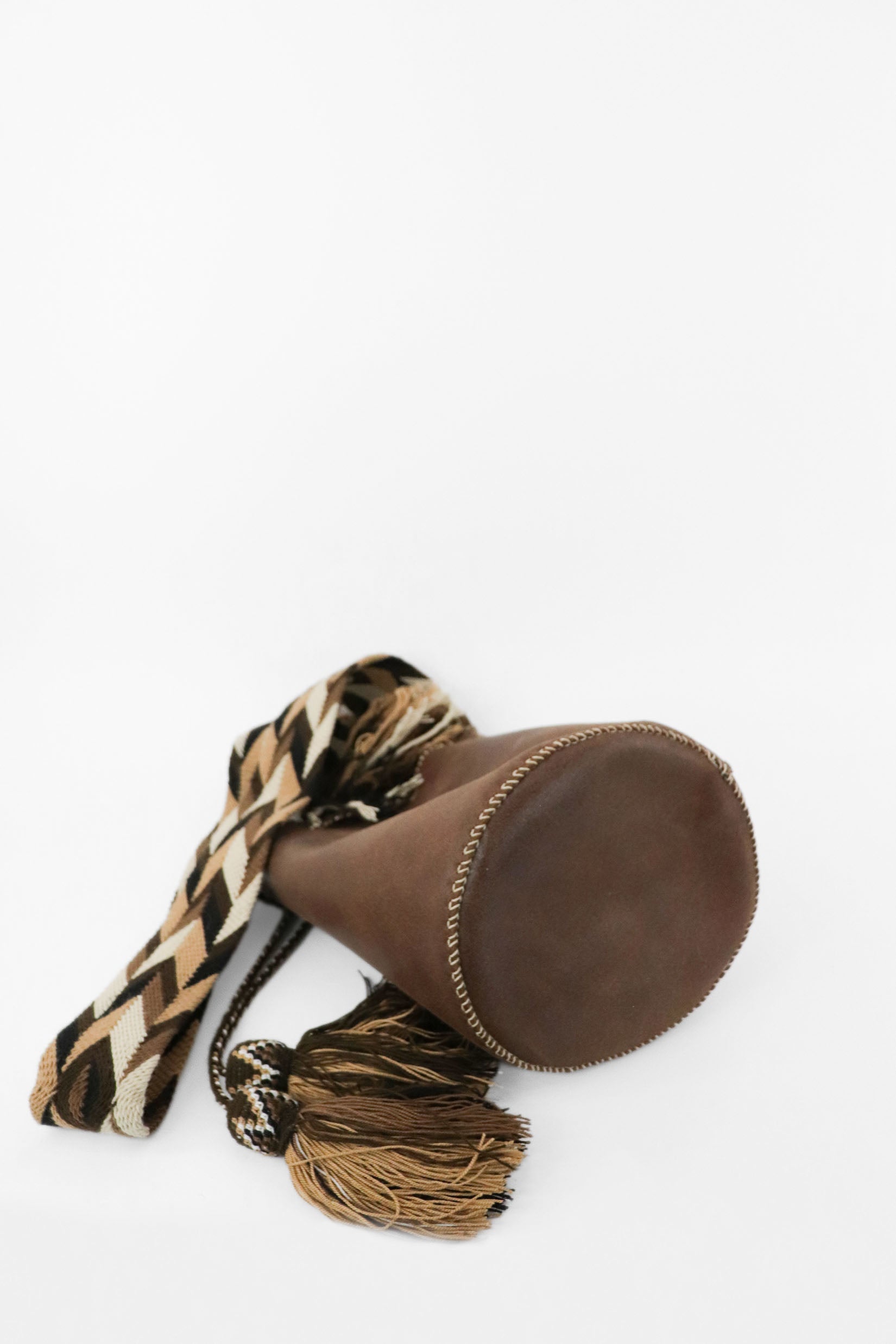 Detalle del bolso marrón con beige APUNU Bucket Bag Joaquina Cayetana