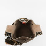 Detalle del bolso marrón con beige APUNU Bucket Bag Joaquina Cayetana