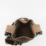 Detalle del bolso marrón con beige APUNU Bucket Bag Joaquina Cayetana