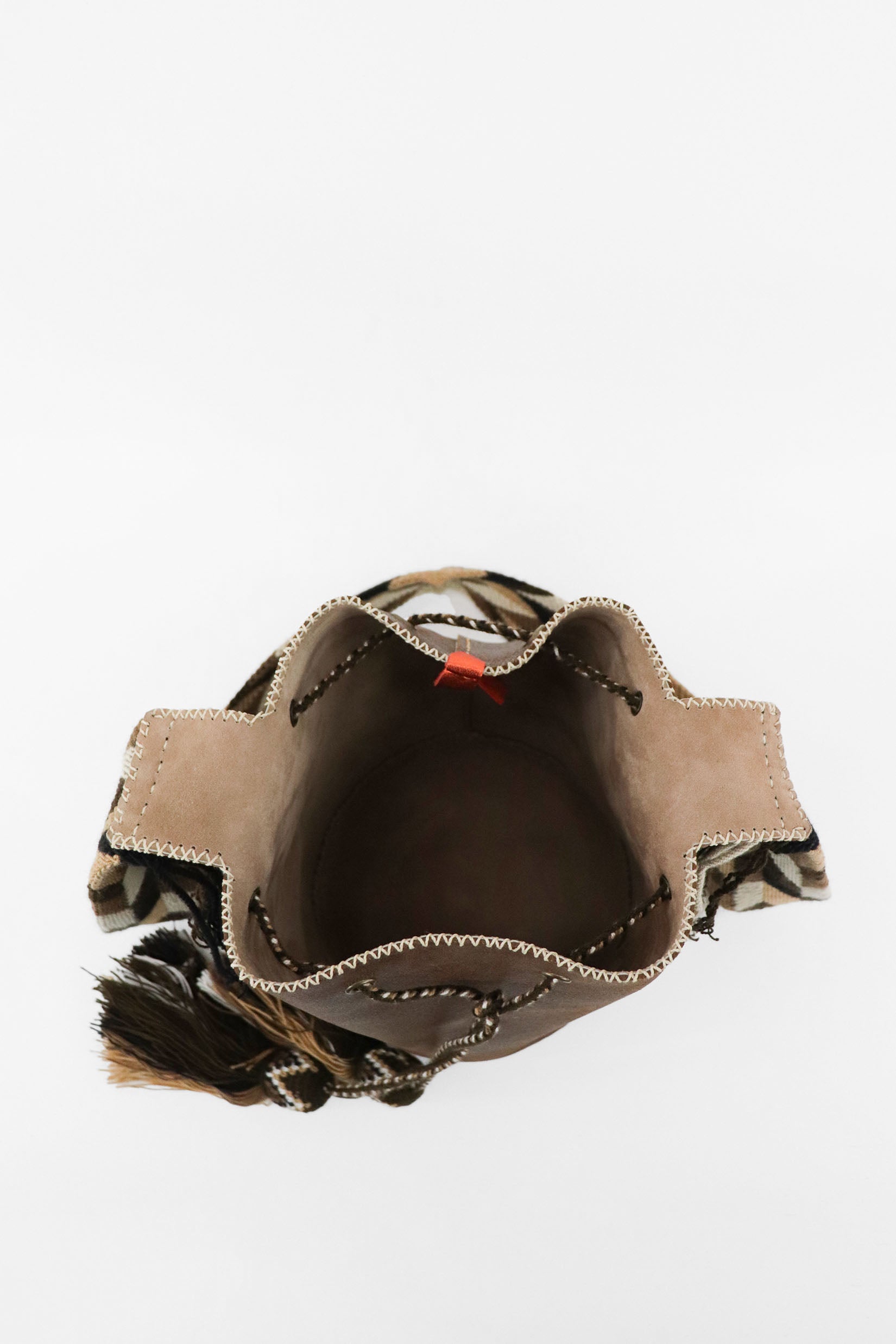 Detalle del bolso marrón con beige APUNU Bucket Bag Joaquina Cayetana