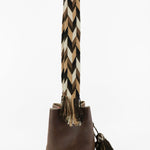 Detalle lado izquierdo bolso Apunu bucket marrón con interior beige hecho a mano Joaquina Cayetana