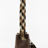 Detalle lado izquierdo bolso Apunu bucket marrón con interior beige hecho a mano Joaquina Cayetana