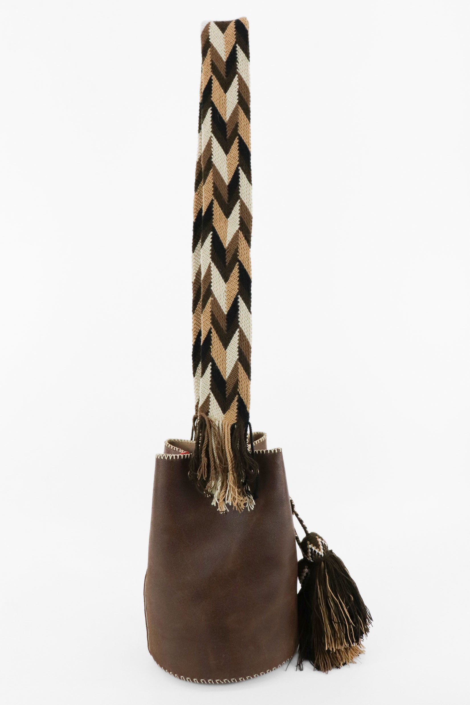 Detalle lado izquierdo bolso Apunu bucket marrón con interior beige hecho a mano Joaquina Cayetana