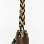 Detalle lado derecho bolso Apunu bucket marrón con interior beige hecho a mano Joaquina Cayetana