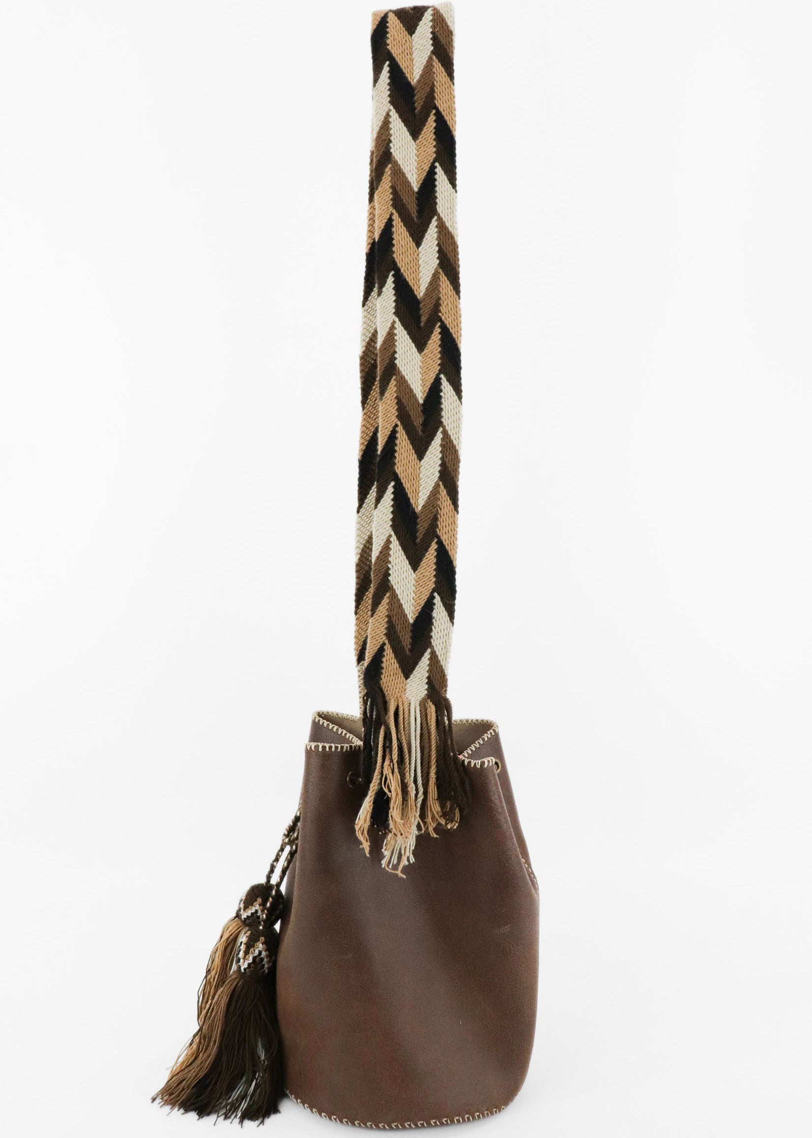 Detalle lado derecho bolso Apunu bucket marrón con interior beige hecho a mano Joaquina Cayetana