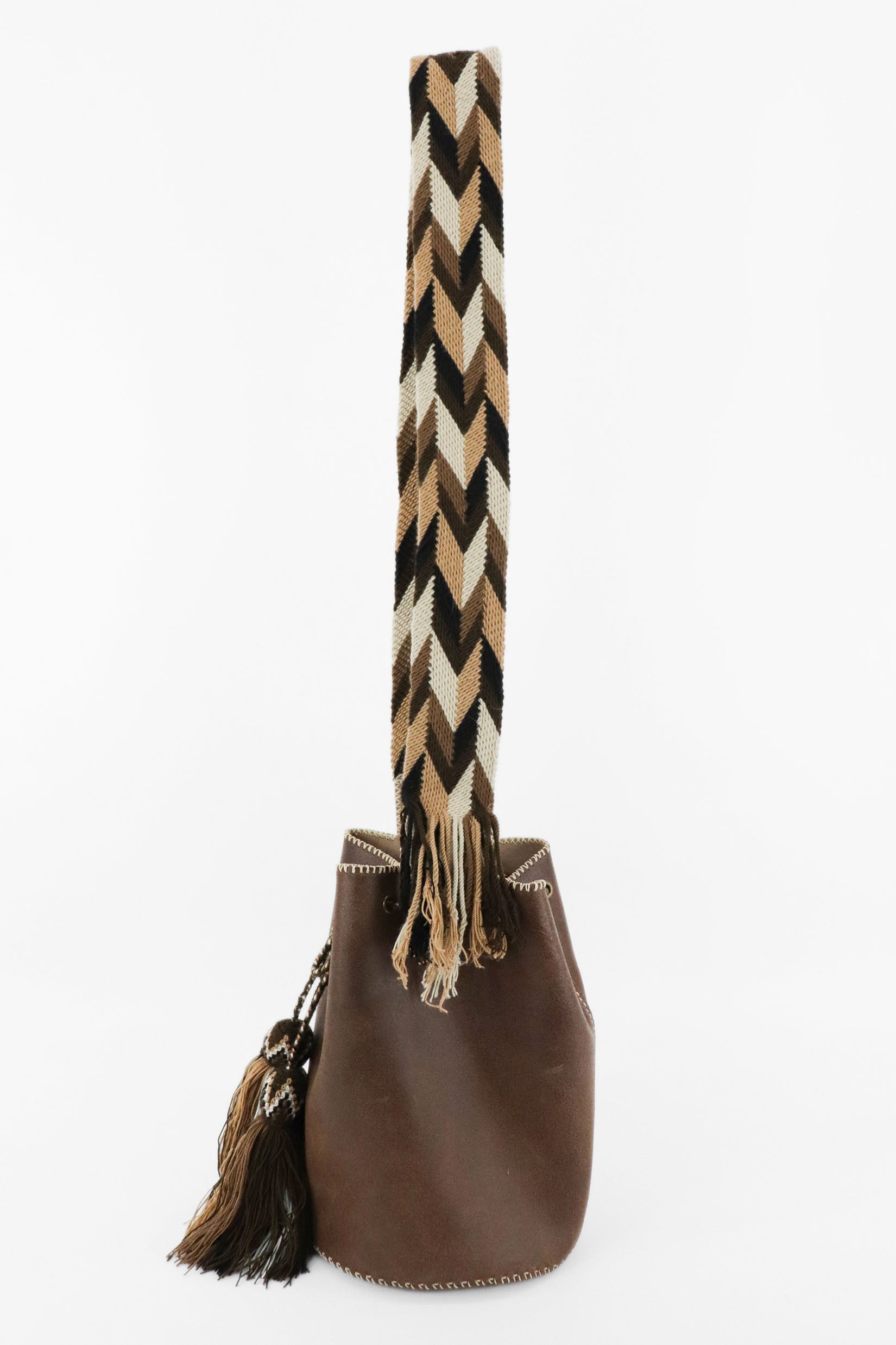 Detalle lado derecho bolso Apunu bucket marrón con interior beige hecho a mano Joaquina Cayetana