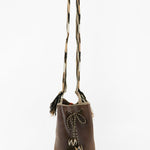 Bolso bucket marrón con interior beige hecho a mano Joaquina Cayetana