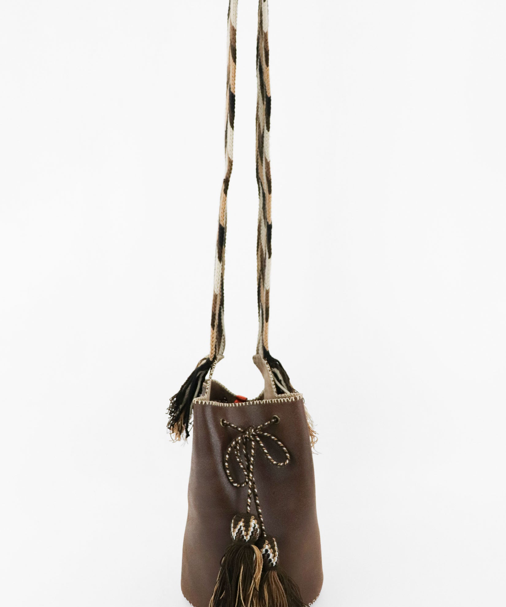 Bolso bucket marrón con interior beige hecho a mano Joaquina Cayetana