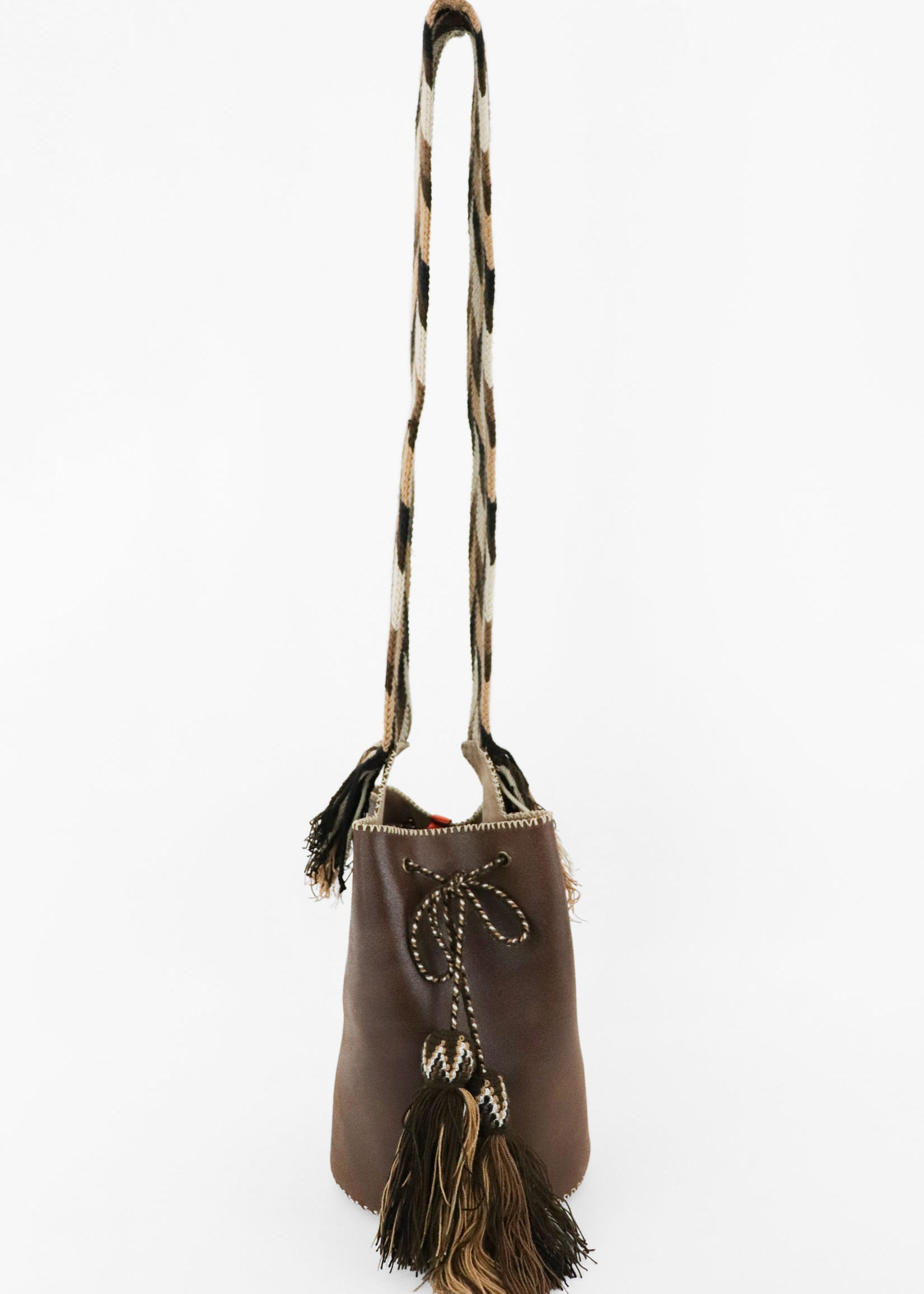 Bolso bucket marrón con interior beige hecho a mano Joaquina Cayetana