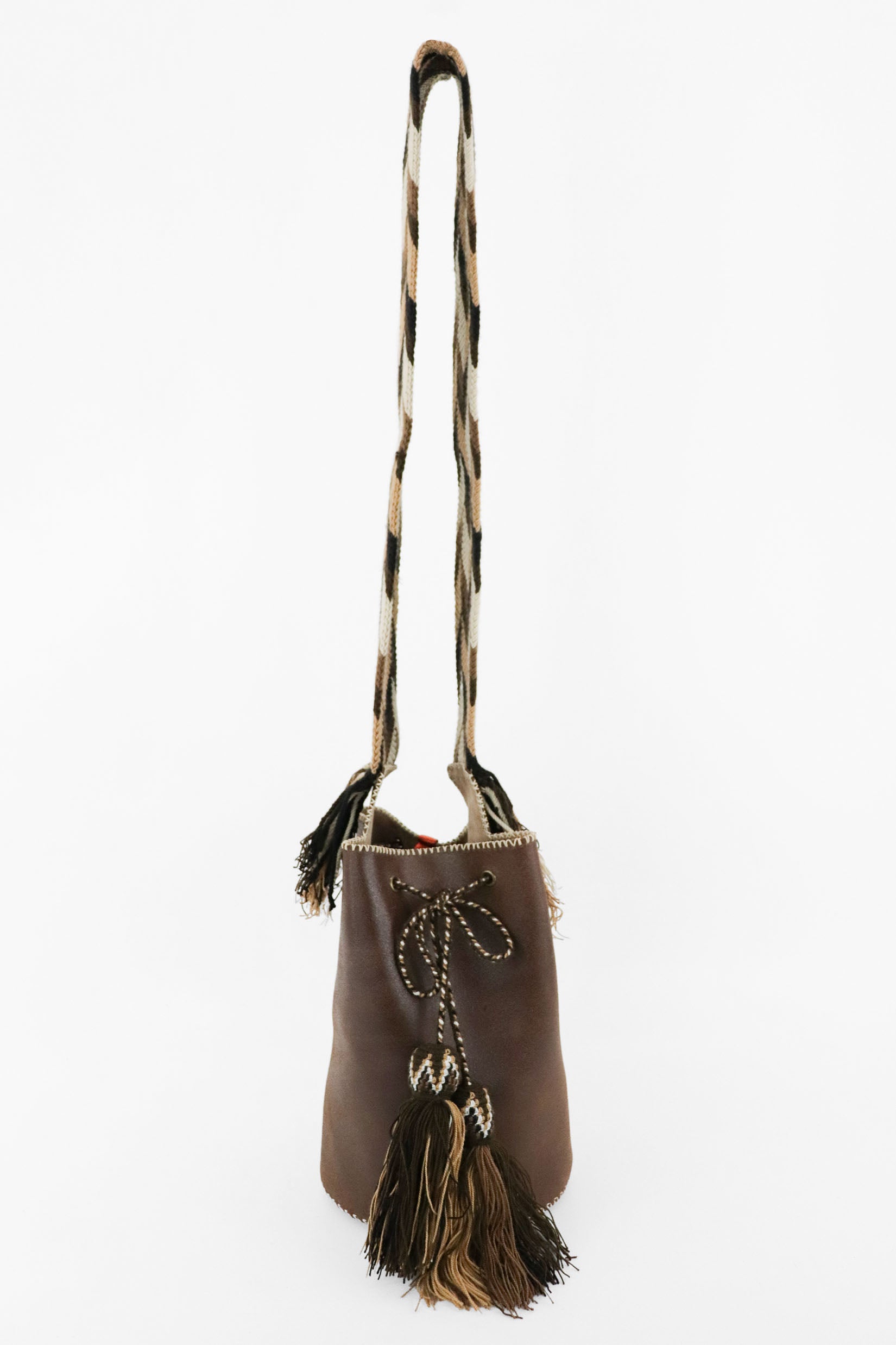 Bolso bucket marrón con interior beige hecho a mano Joaquina Cayetana