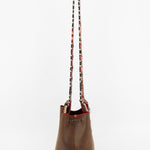 Parte trasera del bolso bucket marrón con detalles rojos Joaquina Cayetana