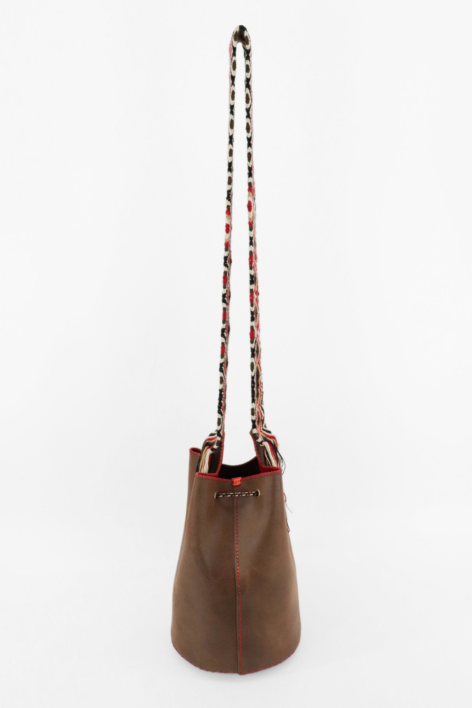 Parte trasera del bolso bucket marrón con detalles rojos Joaquina Cayetana