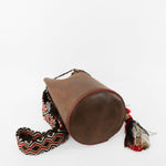 Detalle de la base del bolso bucket marrón con detalles rojos Joaquina Cayetana