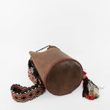 Detalle de la base del bolso bucket marrón con detalles rojos Joaquina Cayetana