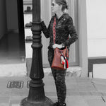 Detalle de correa Wayuu roja y cuero marrón APUNU