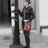 Detalle de correa Wayuu roja y cuero marrón APUNU