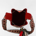 Detalle de bolso bucket bag rojo y cuero marrón APUNU