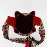 Detalle de bolso bucket bag rojo y cuero marrón APUNU