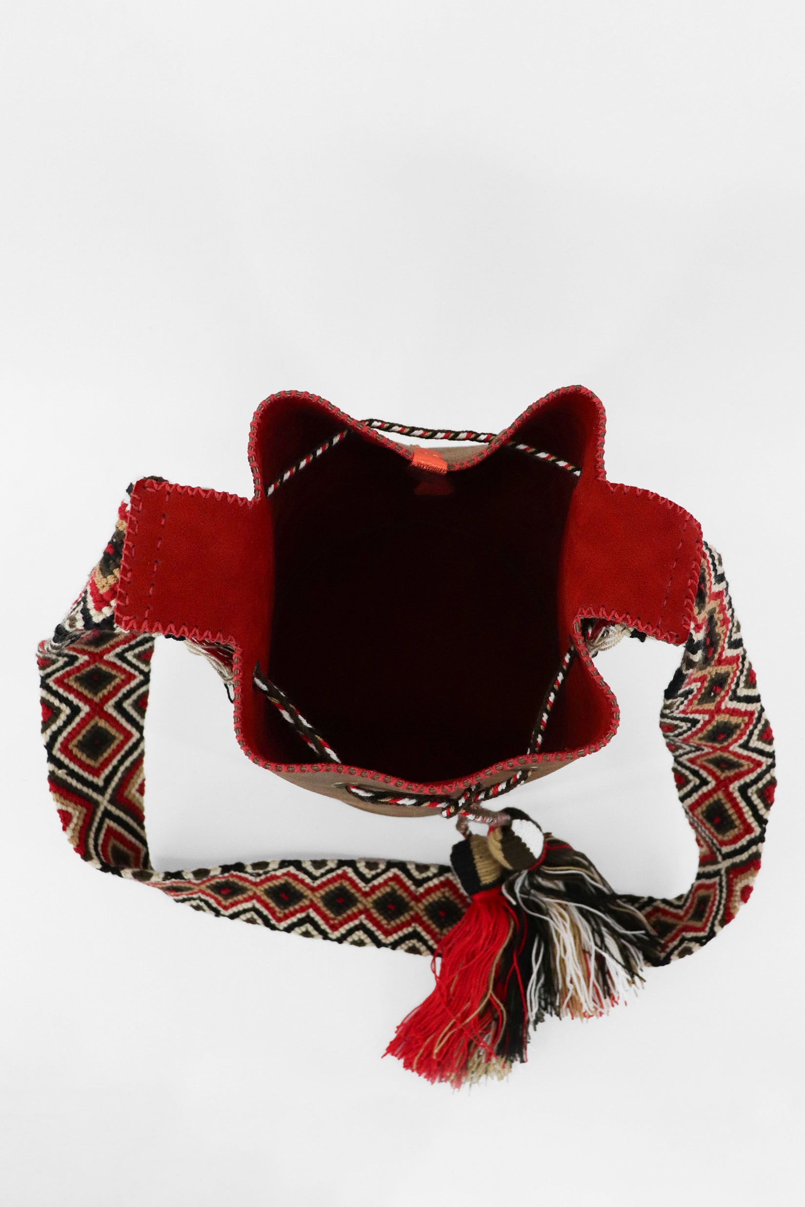 Detalle de bolso bucket bag rojo y cuero marrón APUNU