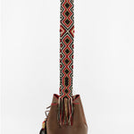 detalle de lado del Bolso bucket marrón con detalles rojos Joaquina Cayetana