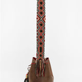 detalle de lado del Bolso bucket marrón con detalles rojos Joaquina Cayetana