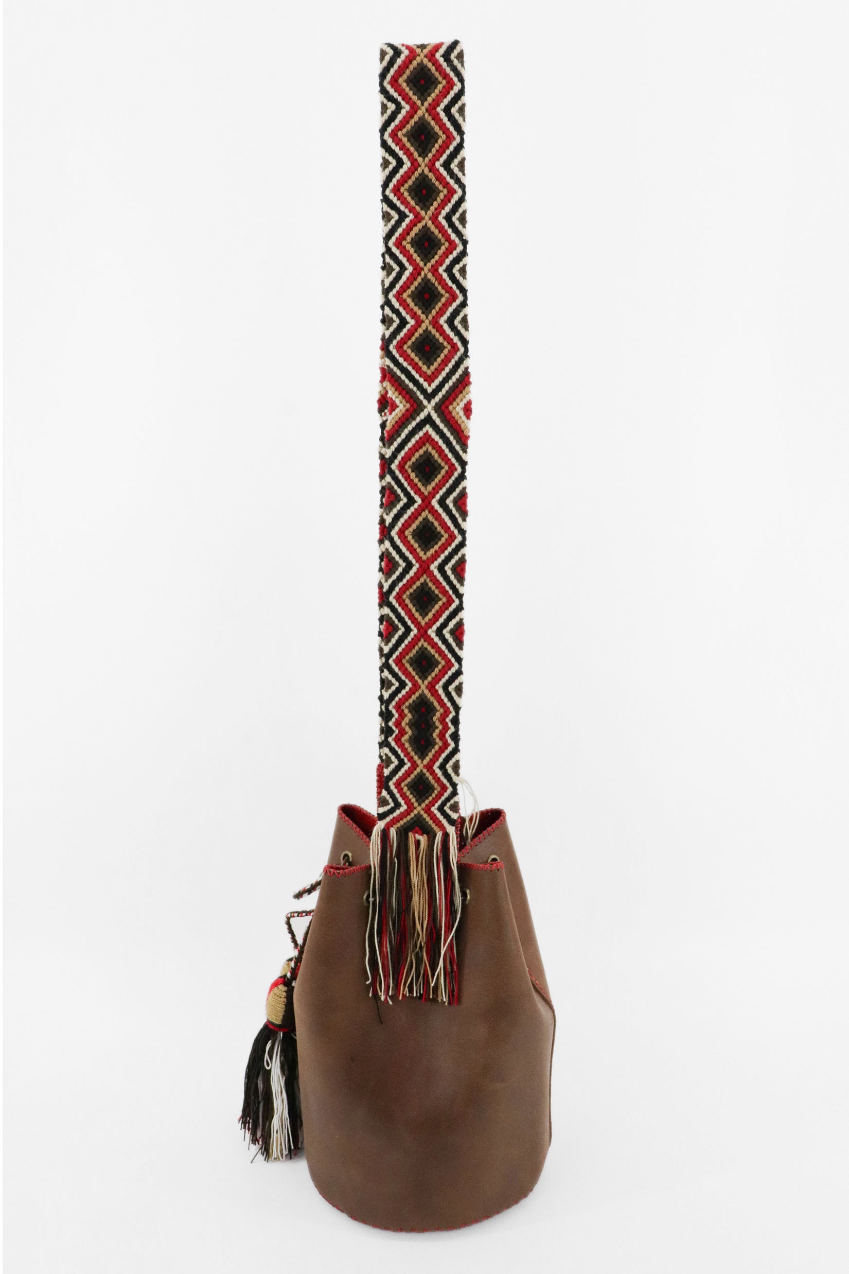 detalle de lado del Bolso bucket marrón con detalles rojos Joaquina Cayetana