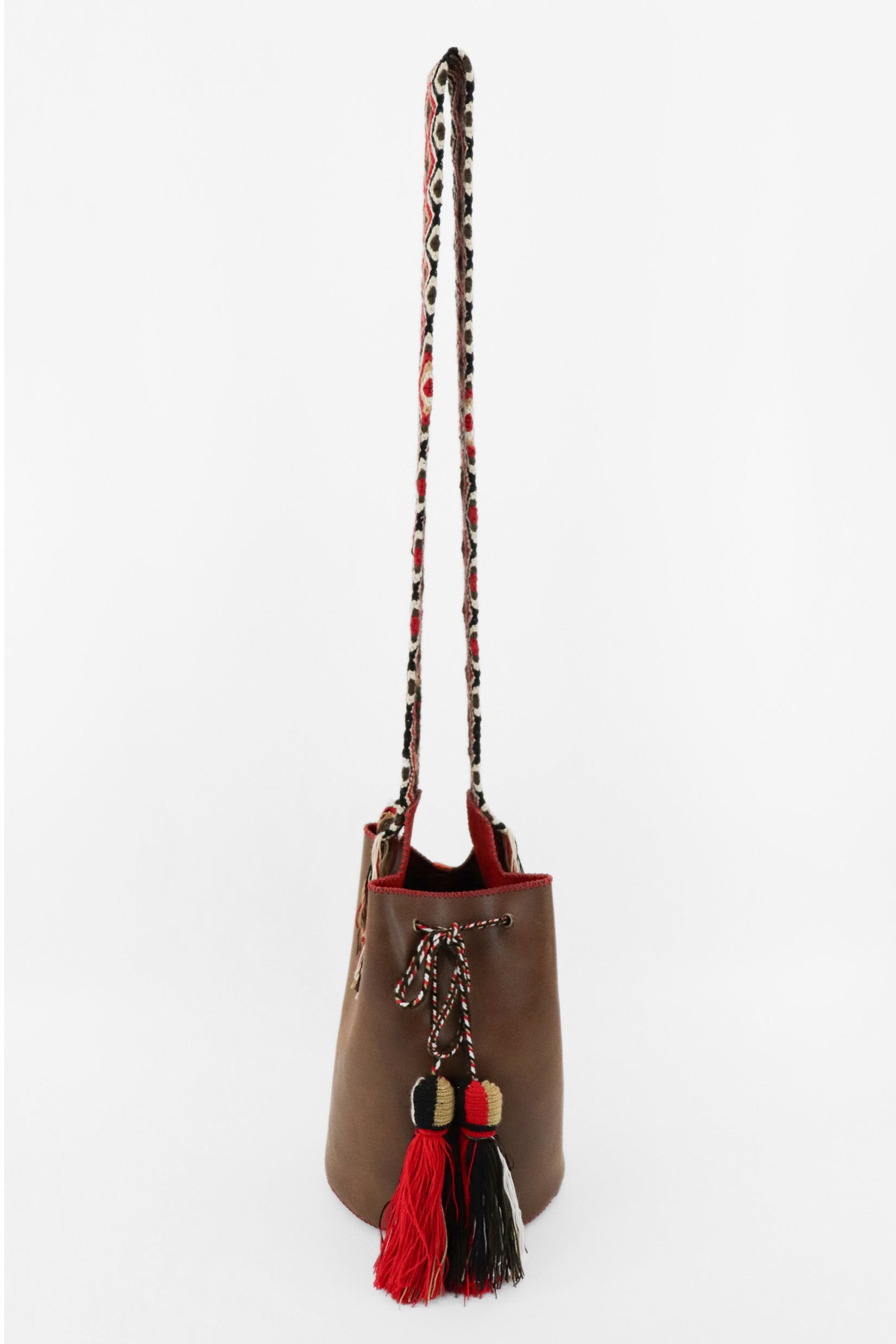 Bolso bucket marrón con interior rojo Joaquina Cayetana