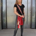 Detalle del bolso rojo APUNU con borlas y correa tejida Wayuu