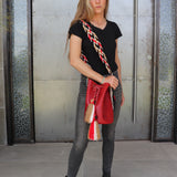 Detalle del bolso rojo APUNU con borlas y correa tejida Wayuu