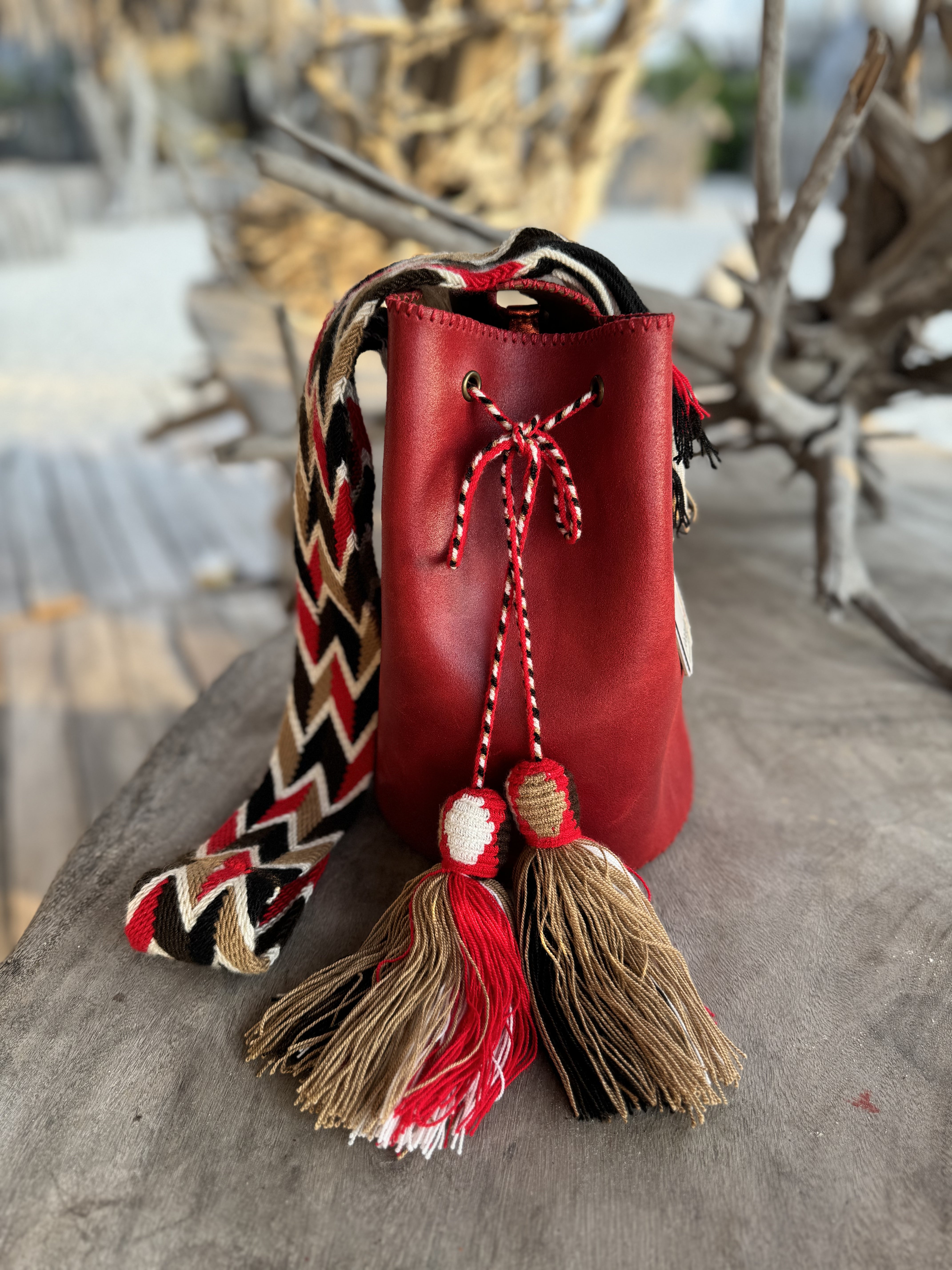 Bolso bucket de cuero rojo hecho a mano Joaquina Cayetana