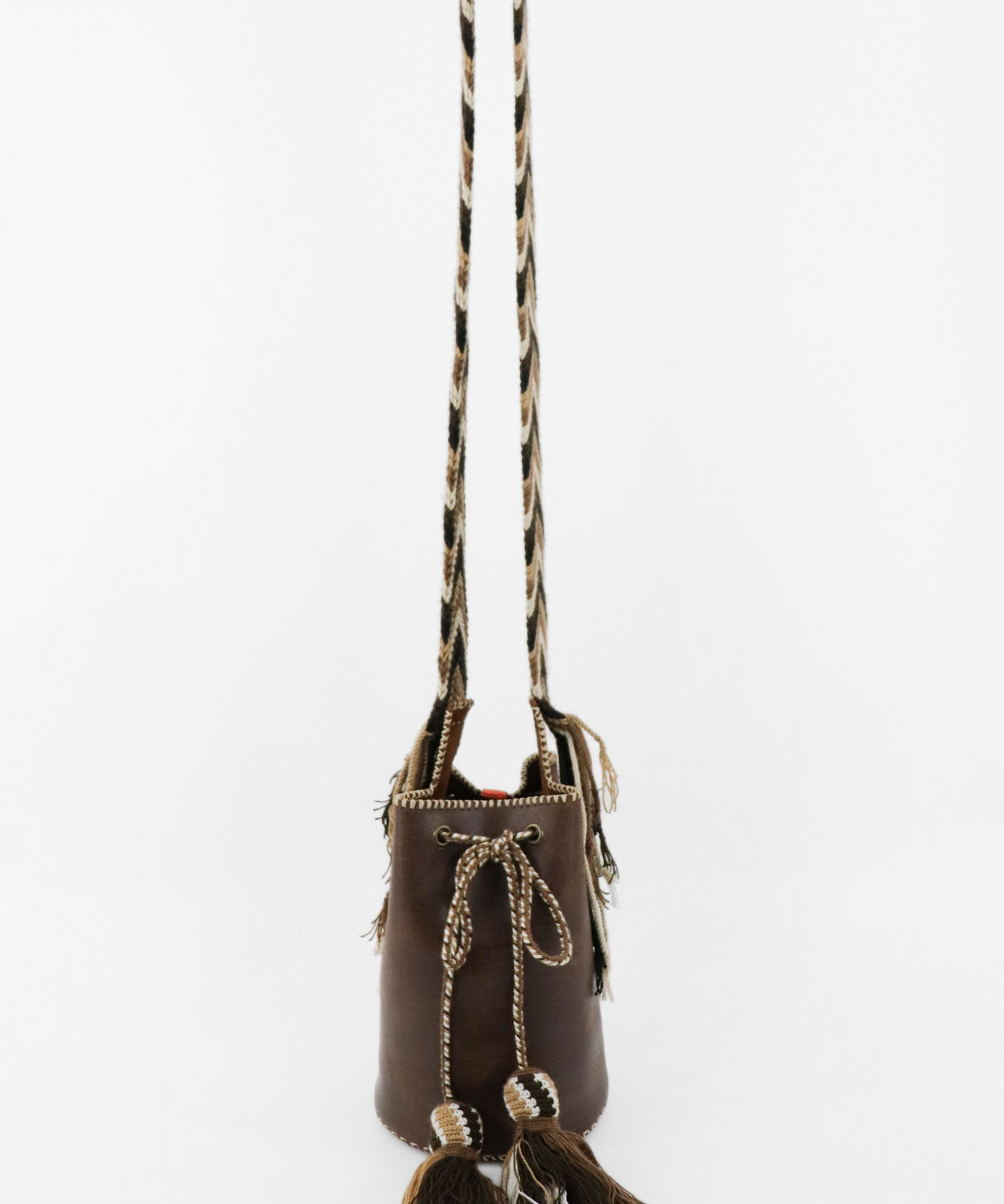 Bolso bucket pequeño marrón oscuro hecho a mano Joaquina Cayetana