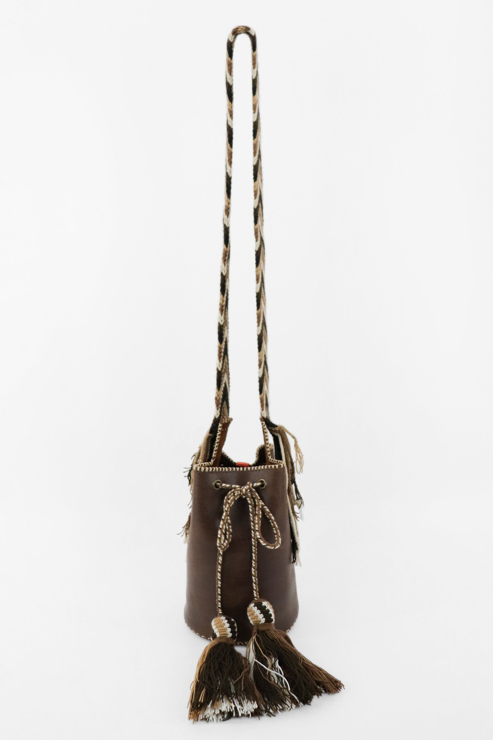 Bolso bucket pequeño marrón oscuro hecho a mano Joaquina Cayetana