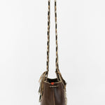 Detalle del lado trasero del bolso marrón oscuro APUNU con correa artesanal Wayuu