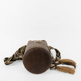 Detalle de la base del bolso marrón oscuro APUNU con correa artesanal Wayuu