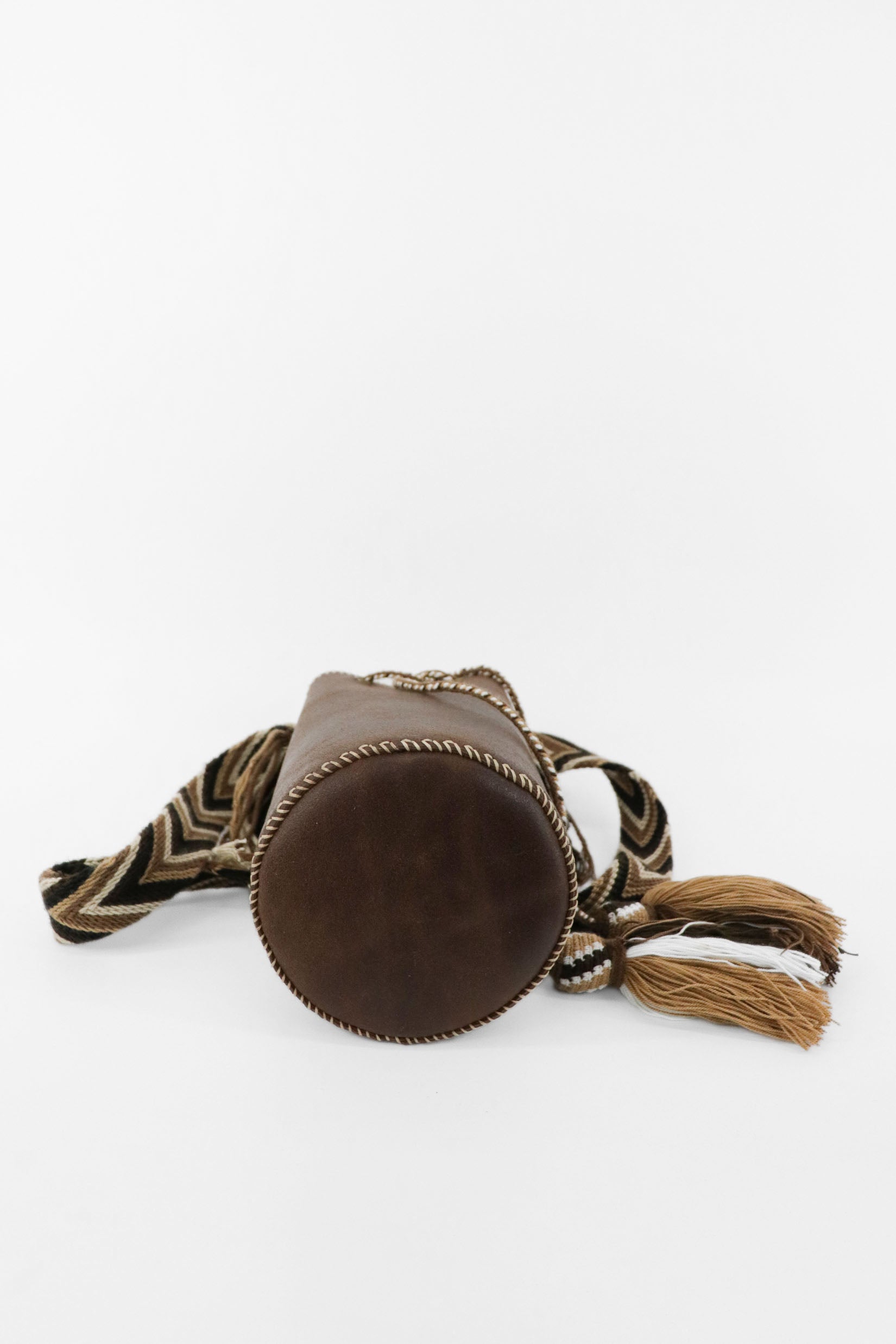 Detalle de la base del bolso marrón oscuro APUNU con correa artesanal Wayuu