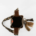 Detalle del bolso marrón oscuro APUNU con correa artesanal Wayuu