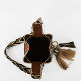 Detalle del bolso marrón oscuro APUNU con correa artesanal Wayuu