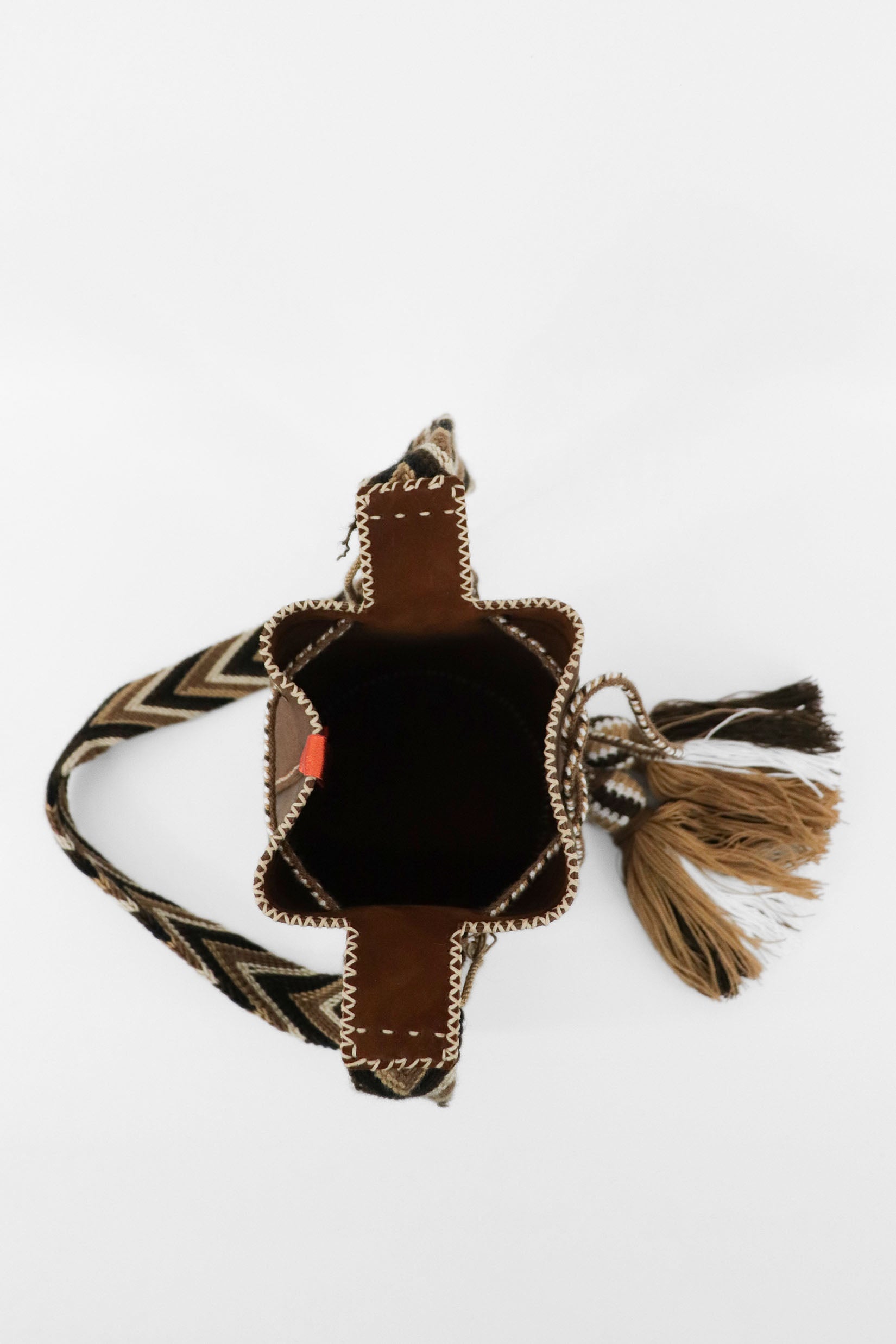 Detalle del bolso marrón oscuro APUNU con correa artesanal Wayuu