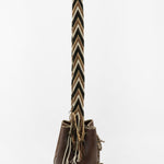 Detalle del lado derecho del bolso marrón oscuro APUNU con correa artesanal Wayuu