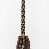 Detalle del lado derecho del bolso marrón oscuro APUNU con correa artesanal Wayuu