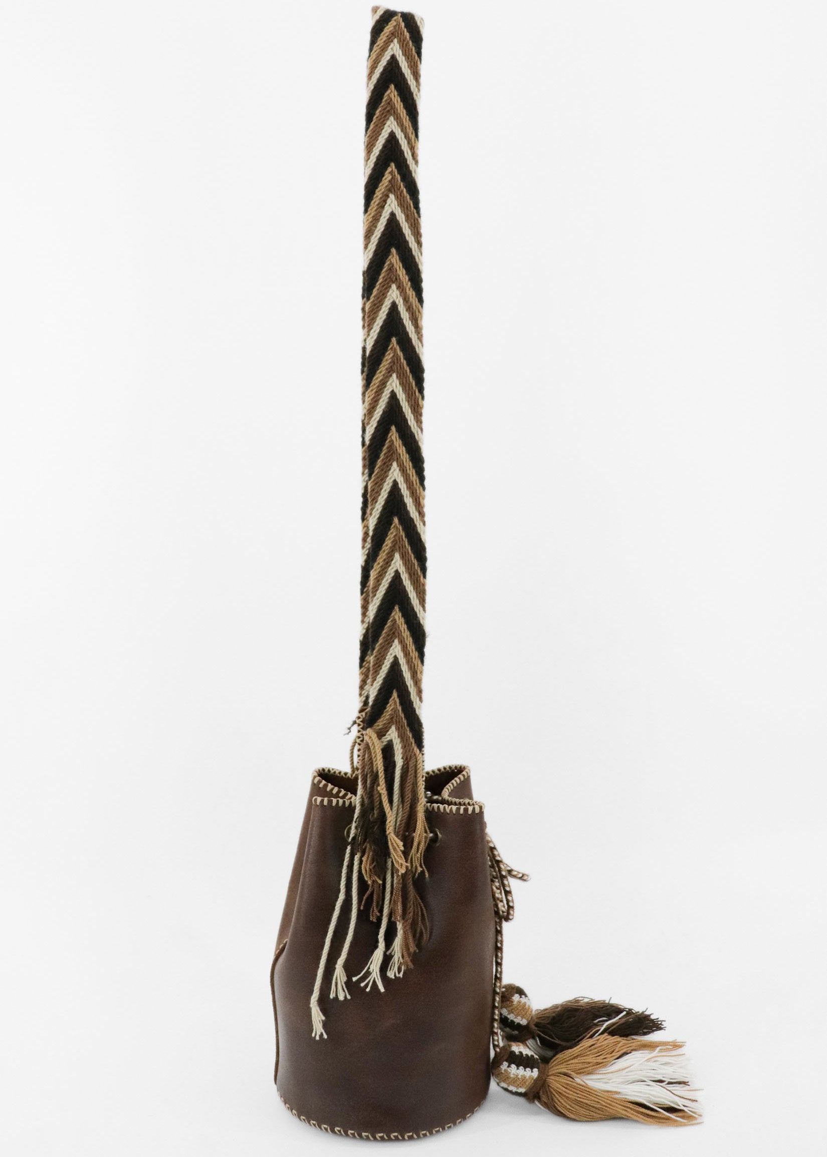 Detalle del lado derecho del bolso marrón oscuro APUNU con correa artesanal Wayuu