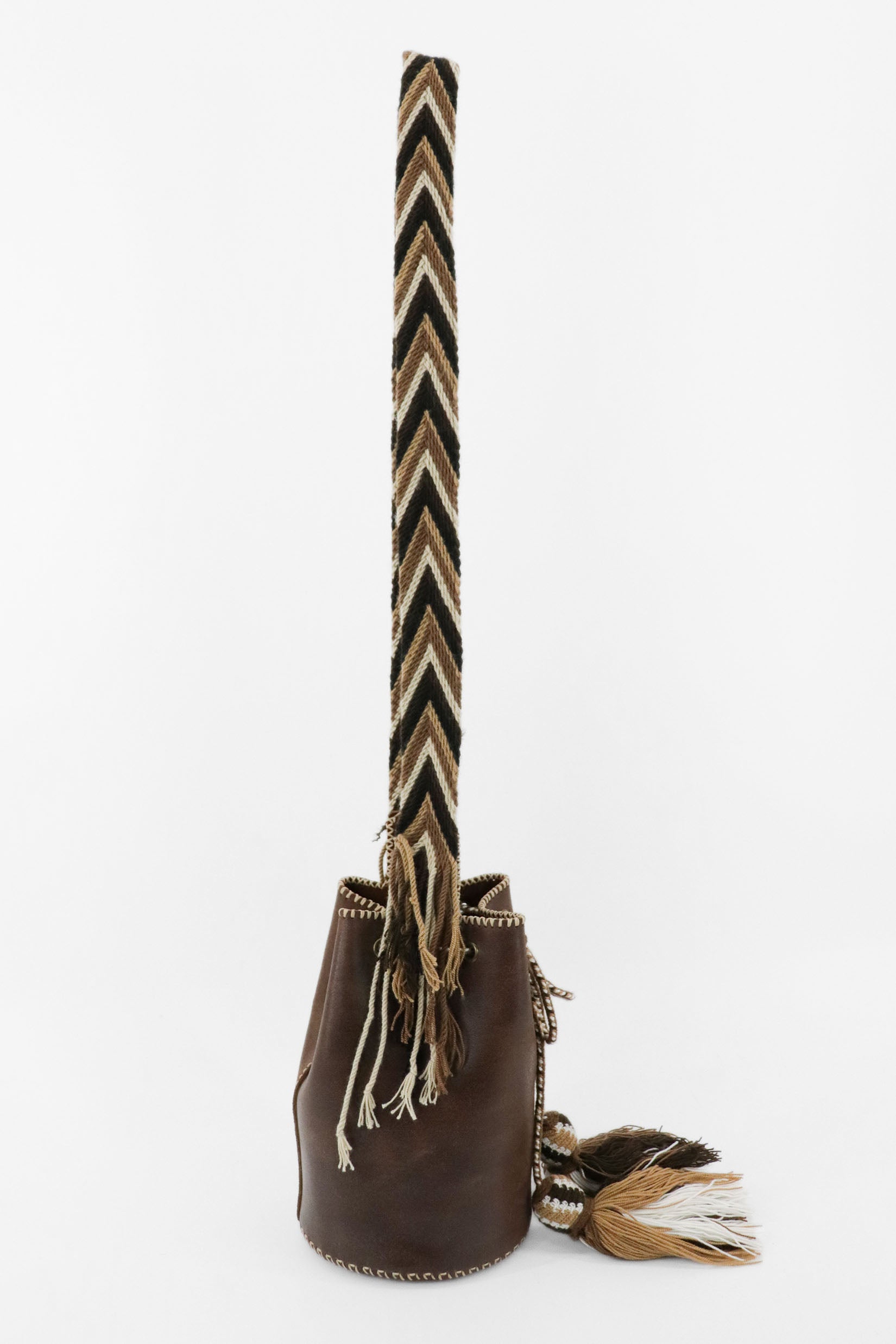 Detalle del lado derecho del bolso marrón oscuro APUNU con correa artesanal Wayuu