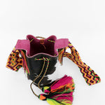 Detalle del interior del bolso con estampado de vaca y cuero fucsia