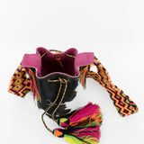 Detalle del interior del bolso con estampado de vaca y cuero fucsia