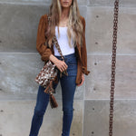 Detalle del bolso APUNU naranja con correa tejida Wayuu